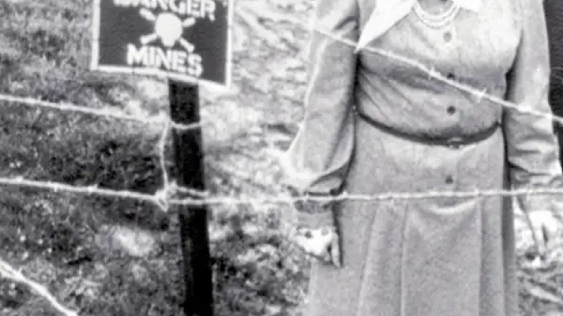 Margaret Thatcher examina un campo de minas en su visita a las Malvinas en 1983