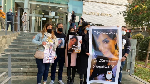 La familia de Sara, una mujer de 39 años, que falleció tras someterse a una lipoescultura