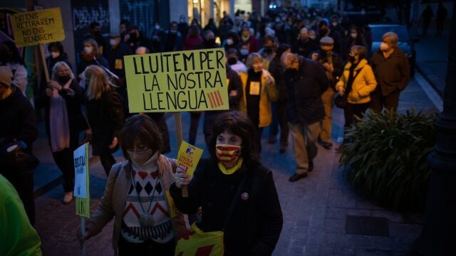 Varias personas durante una manifestación contra el establecimiento de un 25% de castellano en las escuelas catalanas.