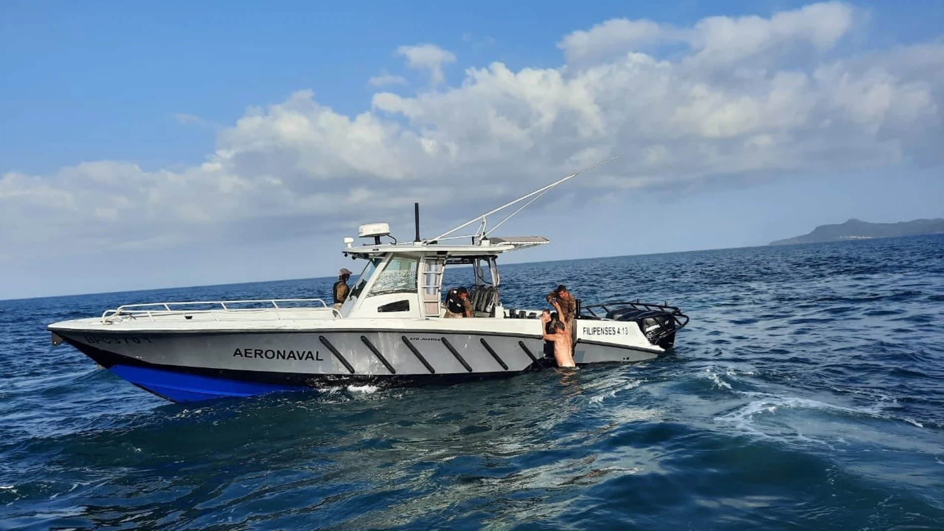 AME7239. (PANAMÁ), 03/01/2022.- Fotografía cedida por el Servicio Nacional Aeronaval de Panamá (SENAN) que muestra a sus unidades mientras realizan el rescate y búsqueda de tripulantes a bordo de una avioneta que cayó en el pacífico panameño, hoy, en Panamá. Las autoridades de Panamá rescataron con vida a tres de las cinco personas que estaban a bordo de una aeronave que este lunes cayó al mar al sur de Chame, litoral del Pacífico de Panamá, y mantienen búsqueda de las otras dos. EFE/ Servicio Nacional Aeronaval de Panamá (SENAN) / SOLO USO EDITORIAL/ SOLO DISPONIBLE PARA ILUSTRAR LA NOTICIA QUE ACOMPAÑA (CRÉDITO OBLIGATORIO) MÁXIMA CALIDAD DISPONIBLE
