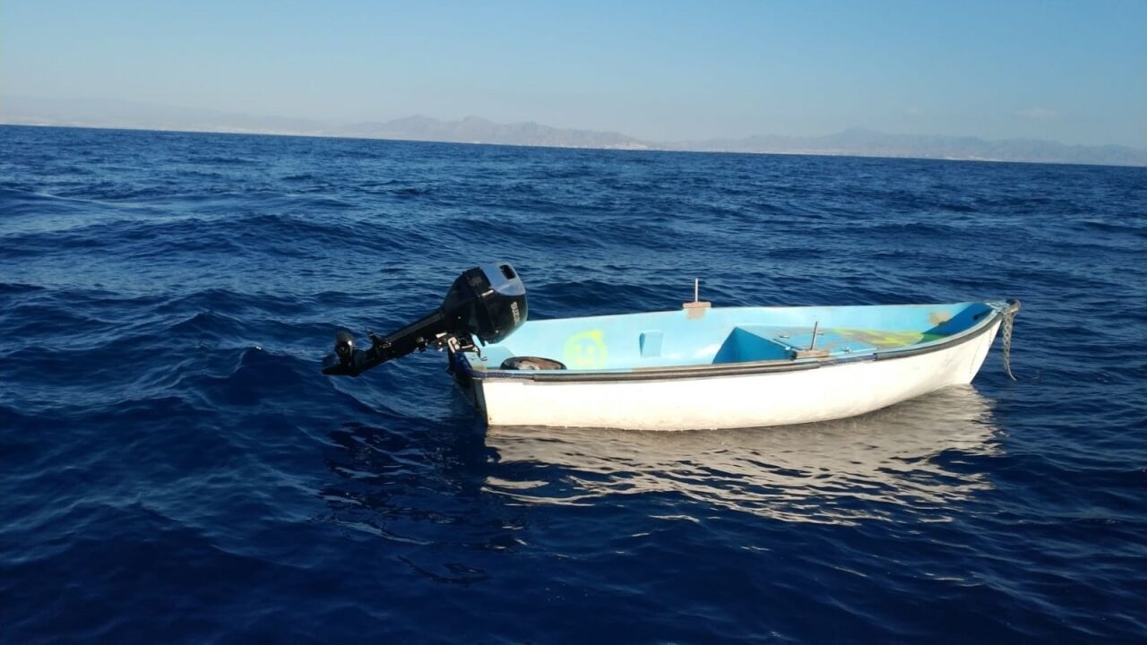 救命胴衣や発煙筒を持たずにボートで移民を輸送したアルジェリア人を逮捕