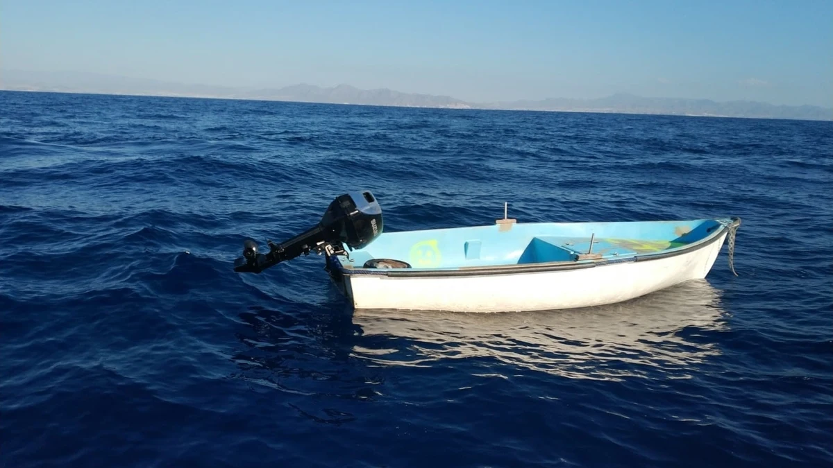 Mueren al menos 16 personas al volcar una patera que se dirigía de Marruecos a Canarias