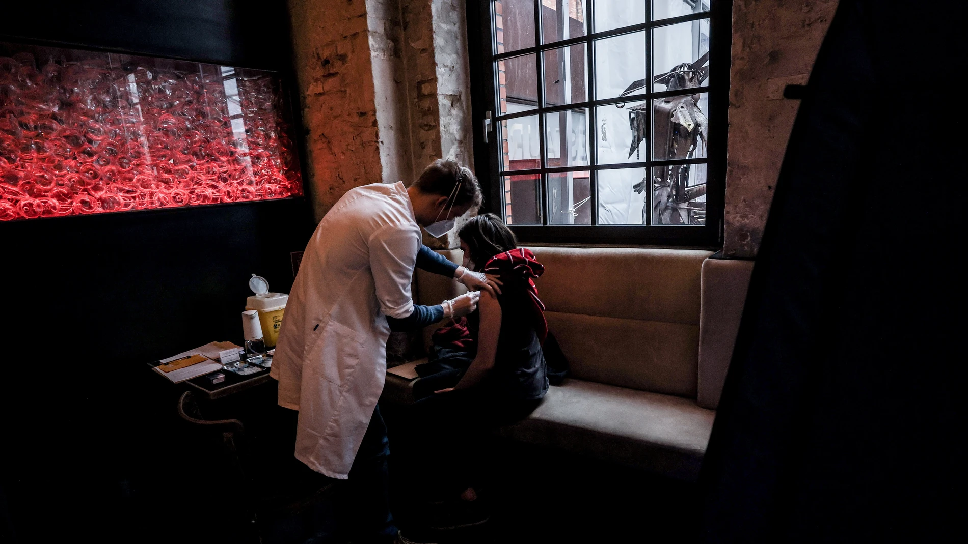 Una persona recibiendo su vacuna frente a la covid en un bar-restaurante de Berlín (Alemania), como parte de las nuevas medidas de la capital alemana para incentivar la vacunación