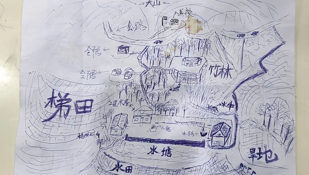 Un mapa que Li Jingwei dibujó de memoria de su pueblo de la infancia se muestra en Lankao, en la provincia central china de Henan