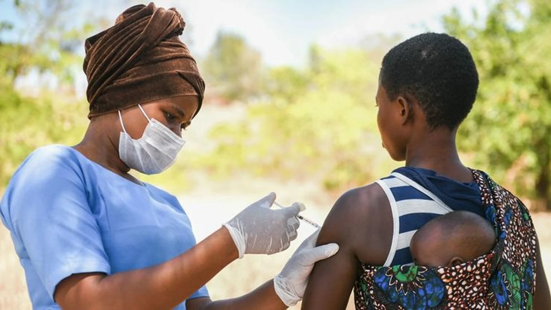 Una mujer recibe la vacuna contra la COVID-19 en el distrito de Kasungo, en Malawi
