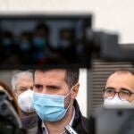 El secretario general del Partido Socialista de Castilla y León, Luis Tudanca, atiende a los medios en su visita a una empresa salmantina