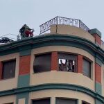 Cae el tejado de un colegio de Gijón y deja a dos personas atrapadas en el interior