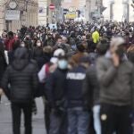 La gente recorre la Via del Corso, en Roma en el peor momento de la pandemia en el país