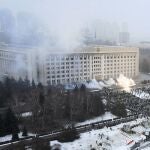 El humo sale del edificio del ayuntamiento durante una protesta en Almaty, Kazajistán