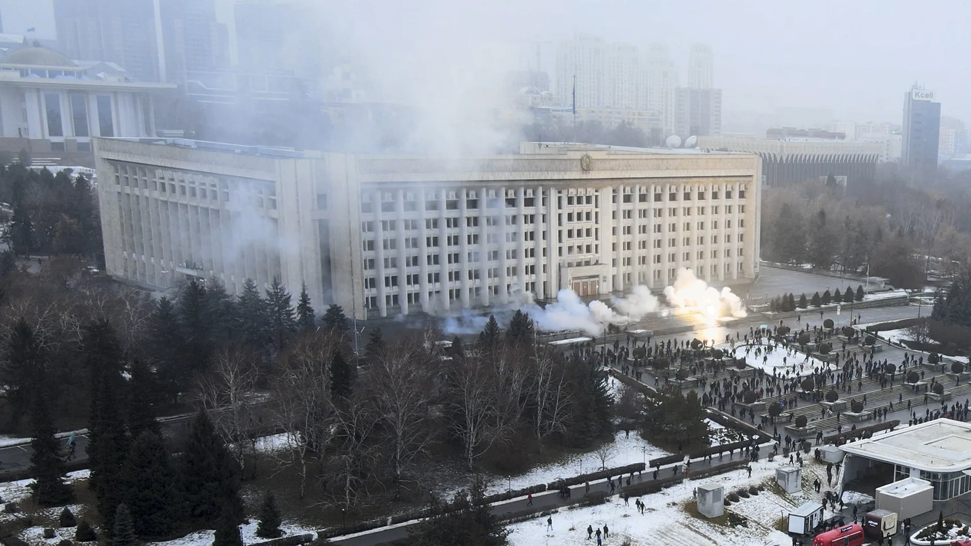 El humo sale del edificio del ayuntamiento durante una protesta en Almaty, Kazajistán