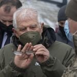 Josep Borrell habla con un soldado ucraniano cerca de la frontera con Rusia