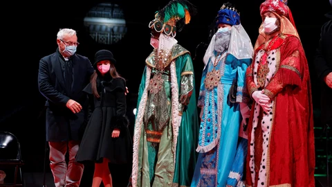 Los Reyes Magos de Oriente, Gaspar, Melchor y Baltasar, la fallera mayor infantil y el alcalde de Valencia Joan Ribó, durante la tradicional Cabalgata de Reyes estática celebrada hoy miércoles en la Plaza de Toros de Valencia