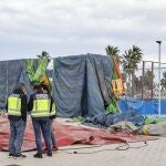 Agentes de la policía nacional investigan la atracción hinchable donde ha fallecido una menor, en la feria de Mislata, a 5 de enero de 2022