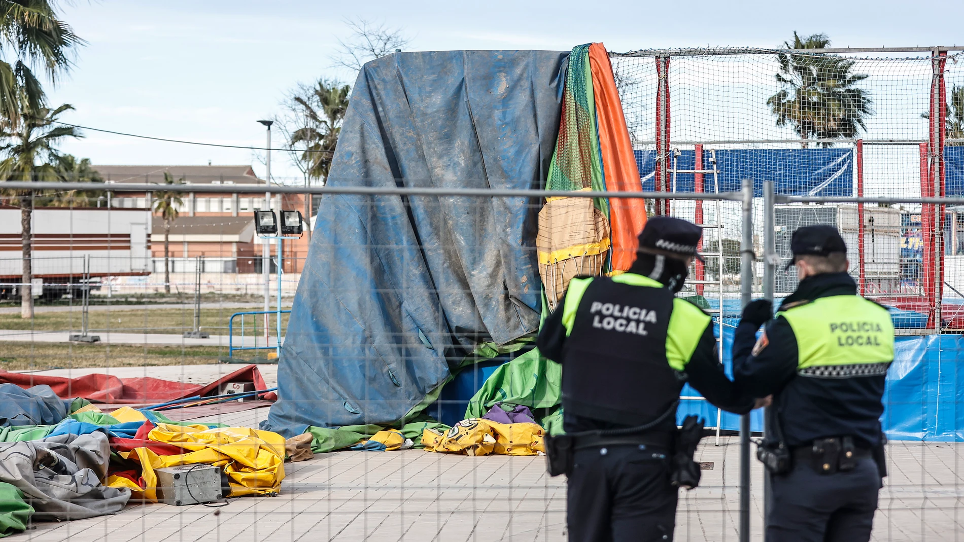 Agentes de la policía local, en la feria de Mislata, a 5 de enero de 2022, en Mislata, Valencia (España)