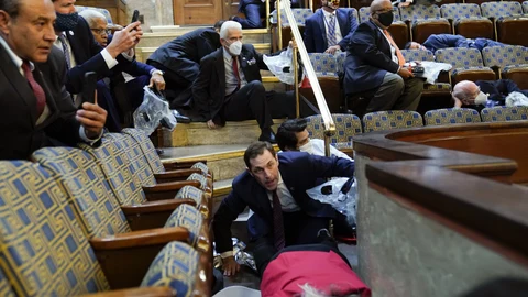 El congresista Lou Correa, primero por la izquierda, en la sala en la que se escondieron los legisladores hace hoy un año