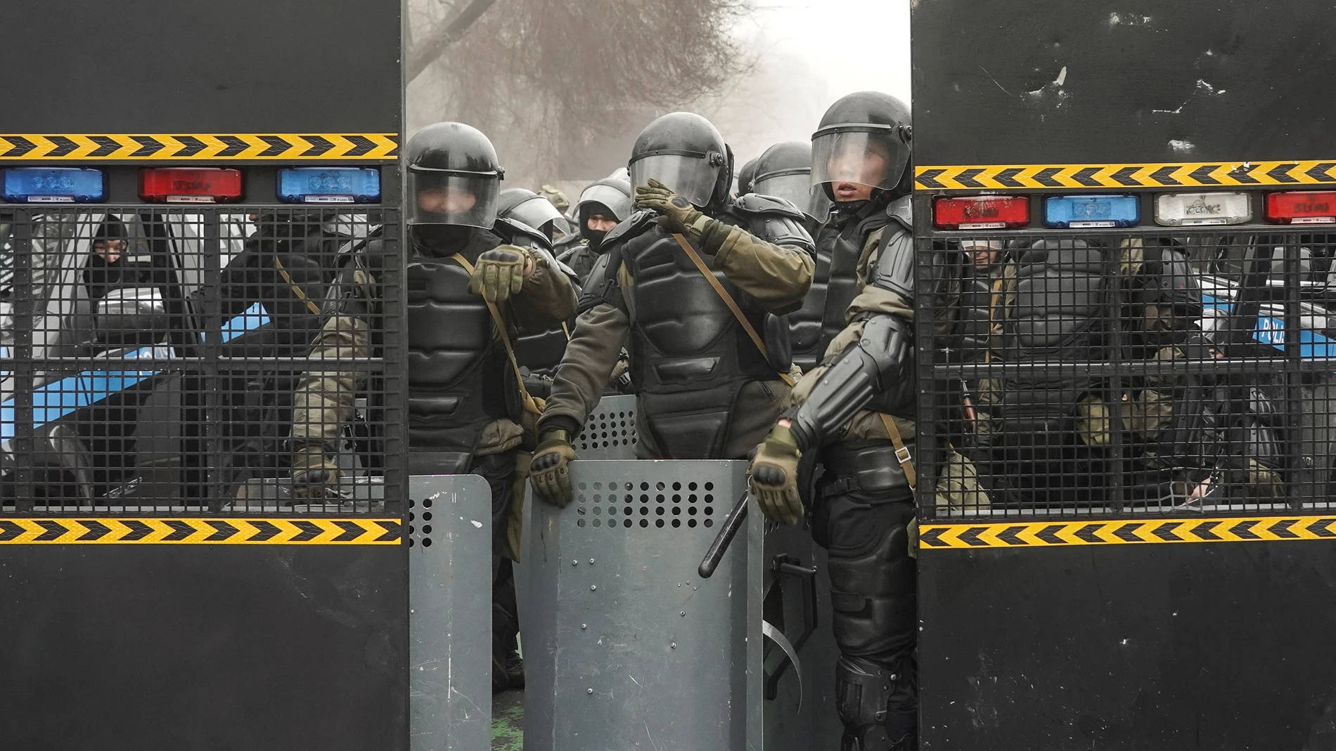 -FOTODELDÍA- Almaty (Kazakhstan), 05/01/2022.- Policías antidisturbios vigilan una calle durante las manifestaciones por la subida de los precios de la energía en Almaty, Kazajstán.- EFE/STR