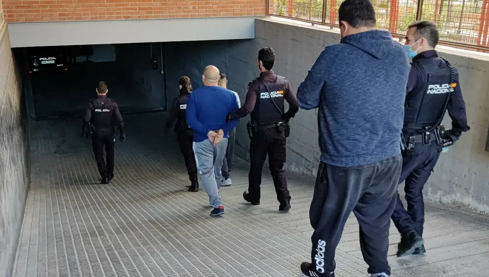Agentes acompañan a los detenidos por un presunto delito de secuestro el pasado 5 de enero | Fuente: Policía Nacional