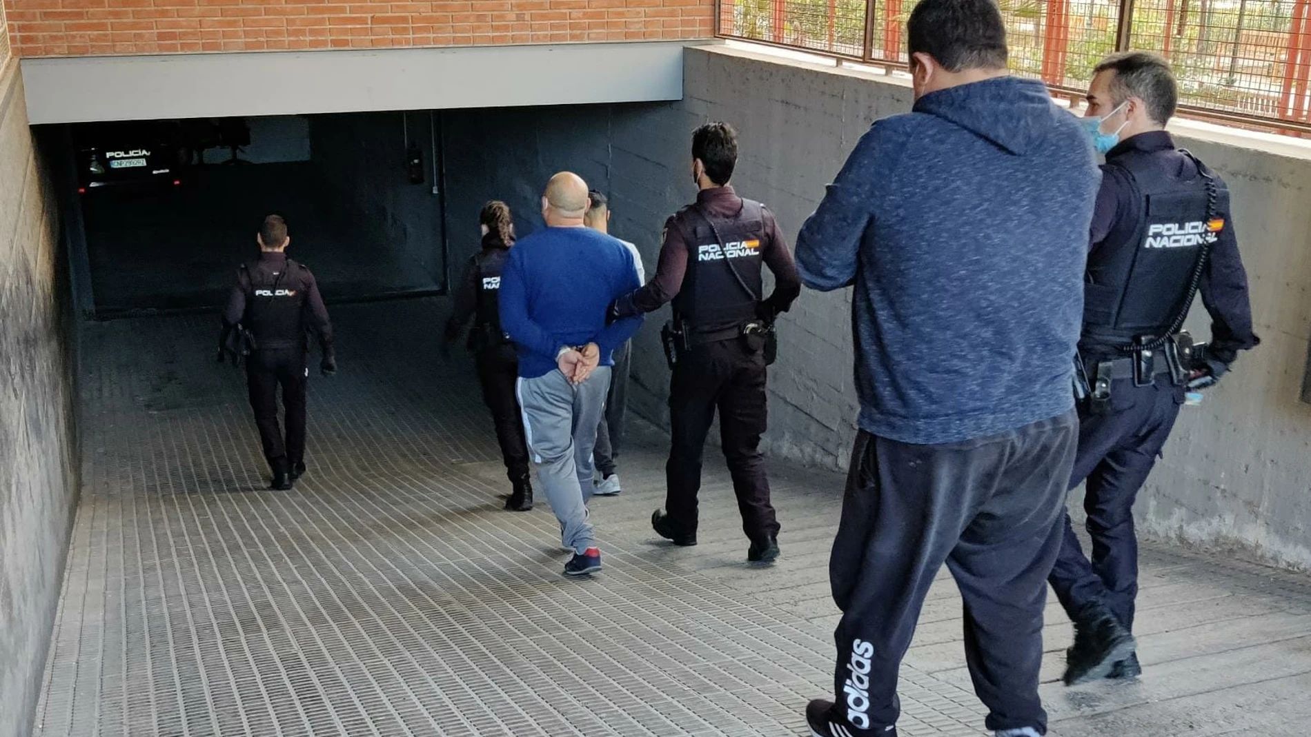 Agentes acompañan a los detenidos por un presunto delito de secuestro el pasado 5 de enero | Fuente: Policía Nacional