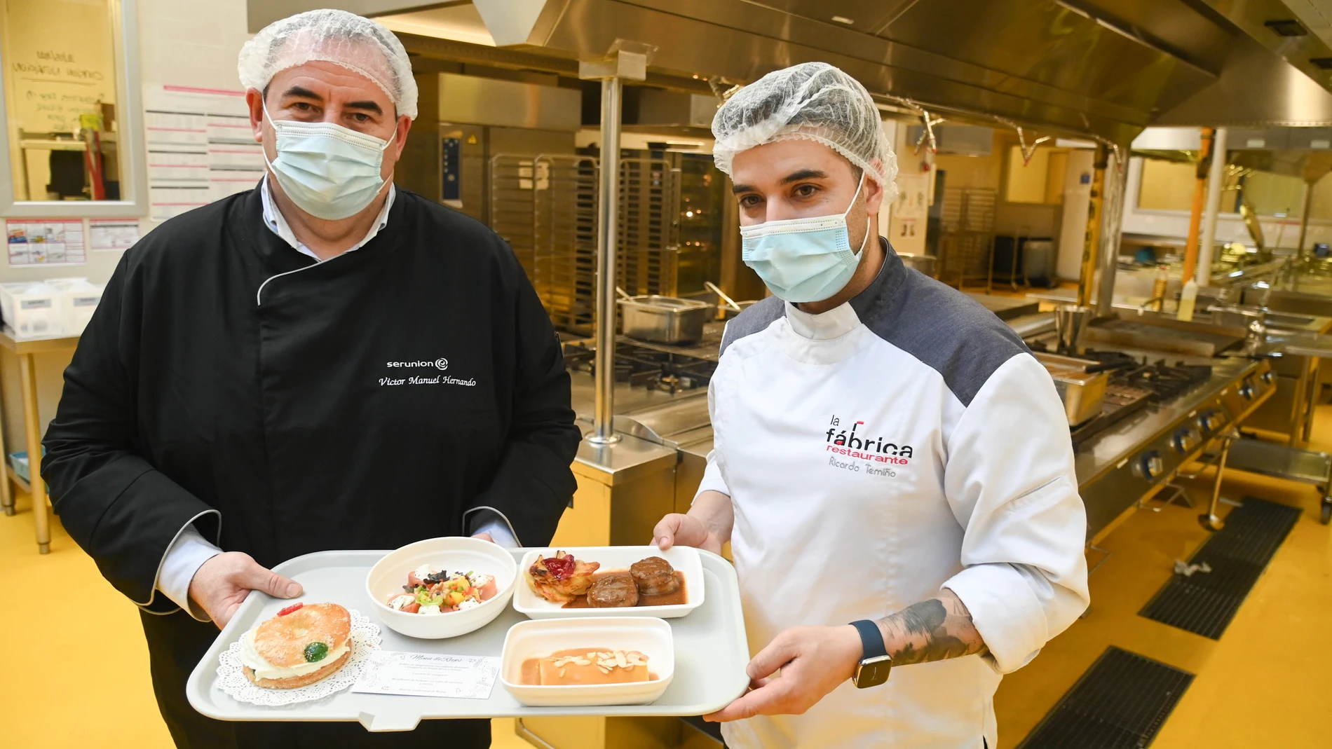 El chef del restaurante "La Fábrica", Ricardo Temiño, diseña y prepara en las cocinas del Hospital Universitario de Burgos (HUBU) un menú especial navideño para los pacientes ingresados