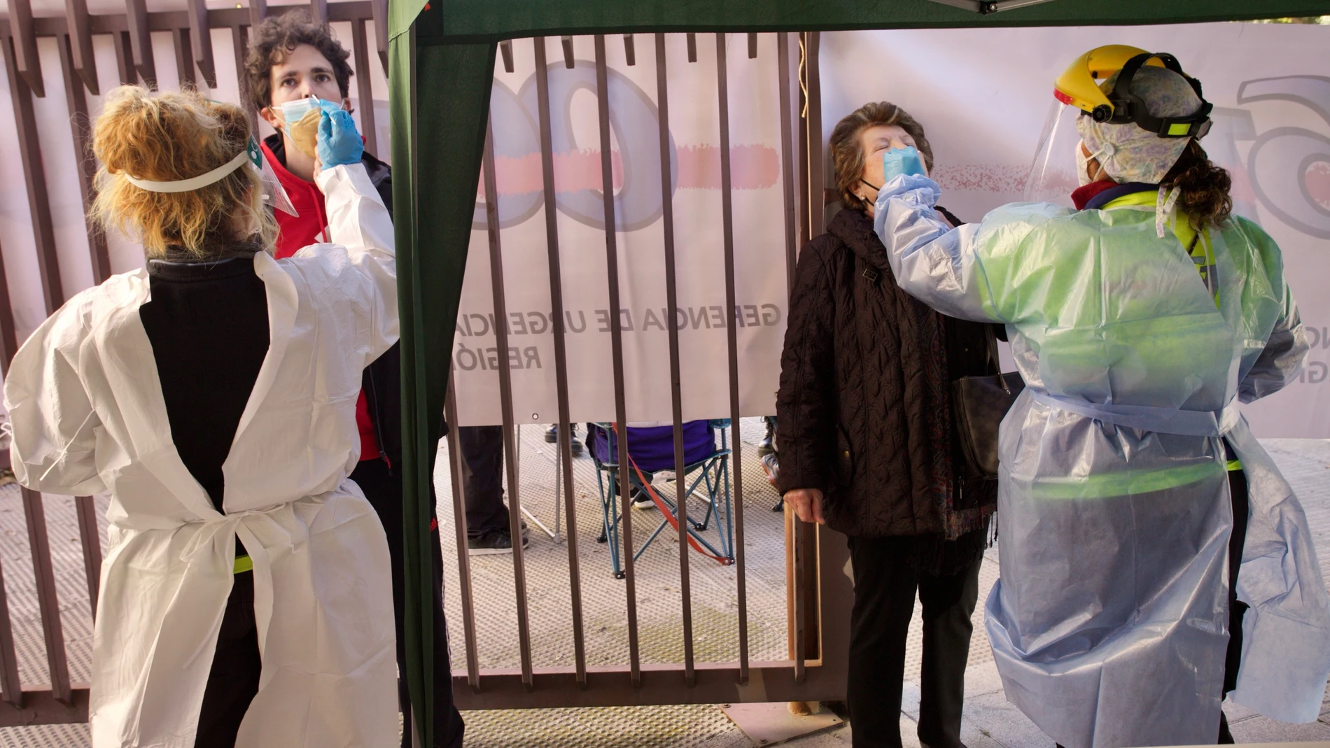 Sanitarios realizan pruebas de antígenos en el centro de salud de San Andrés de Murcia