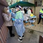 Sanitarios realizan pruebas de antígenos en el centro de salud de San Andrés de Murcia ayer jueves