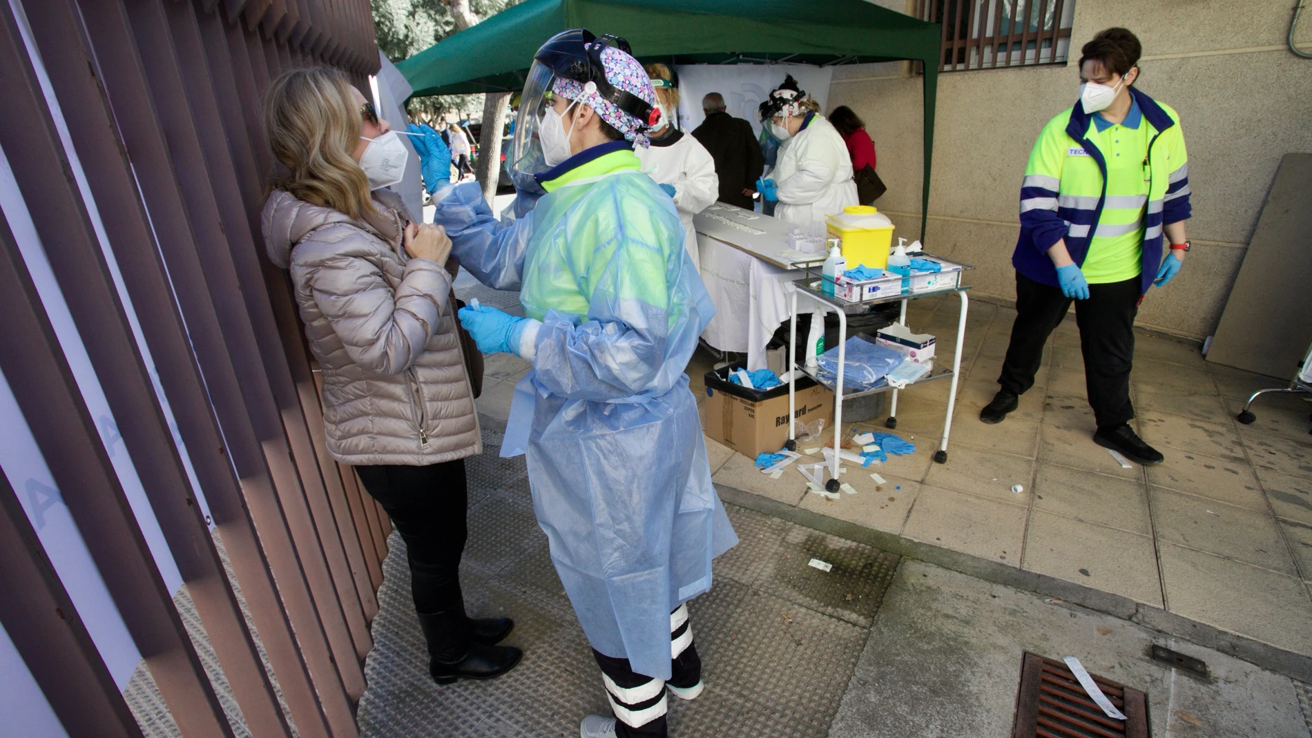 Sanitarios realizan pruebas de antígenos en el centro de salud de San Andrés de Murcia ayer jueves