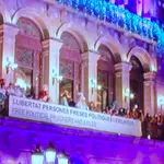  El ayuntamiento de Lleida recibe a los Reyes Magos con pancartas de apoyo a los presos