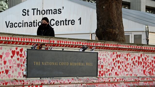 Una persona camina por los alrededores del Hospital St.Thomas's de Londres