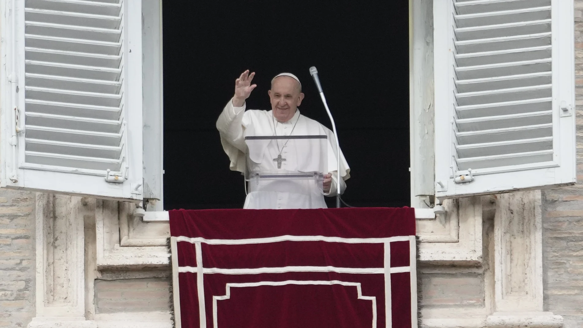 El Papa Francisco saluda a los fieles durante el rezo del Ángelus en la Plaza de San Pedro.
