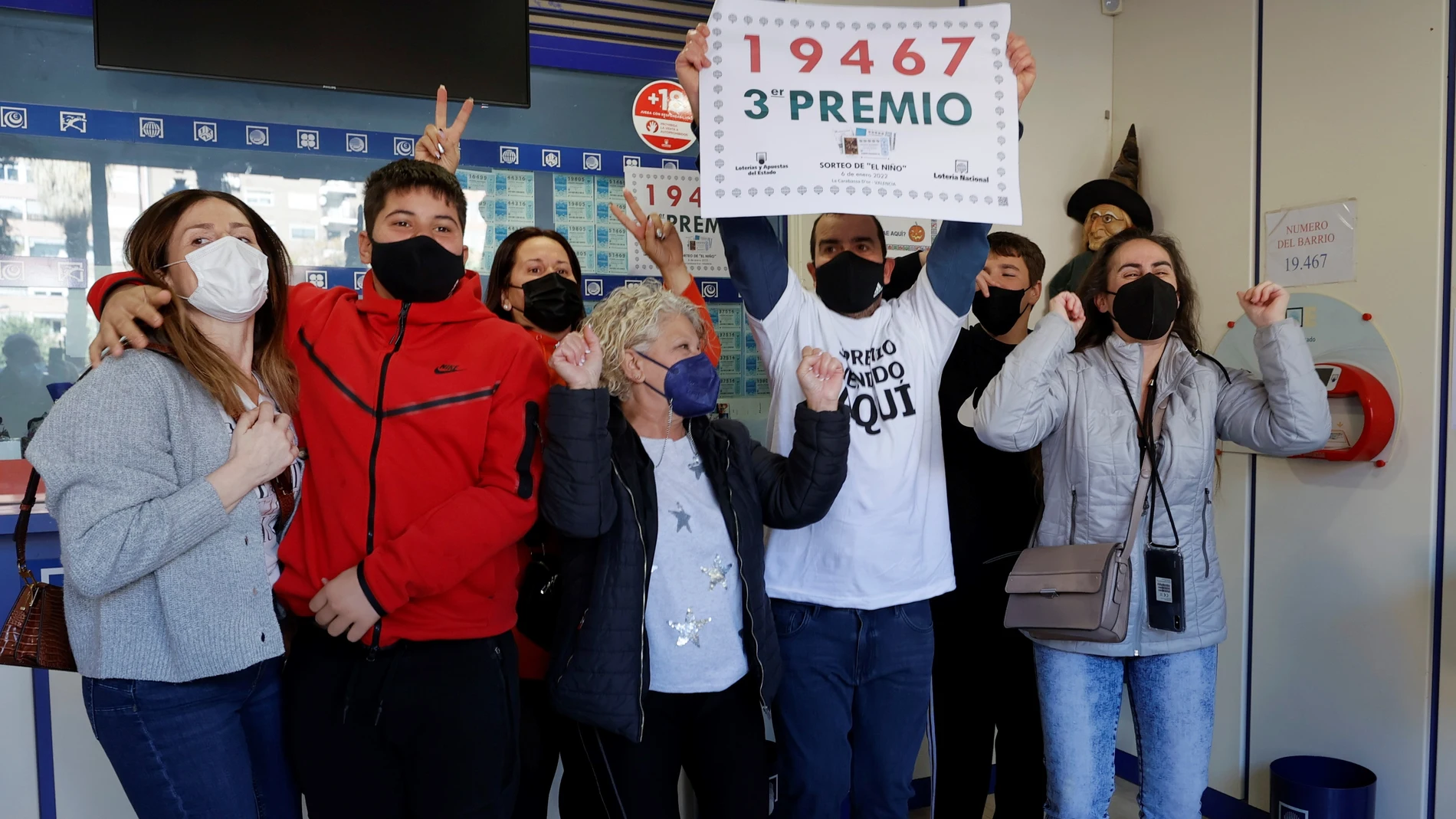 Agraciados con el número 19467 celebran el tercer premio del sorteo de la Lotería del Niño en una administración en Valencia