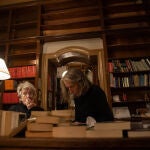 Lourdes Serrano y Ana serrano, hijas del primer propietario de la libreria Pergamo, la mas antigua de Madrid y que cierra hoy
