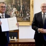 Joachim Nagel (izq.), nuevo presidente del Bundesbank), y Frank Walter Steinmeier, presidente alemán