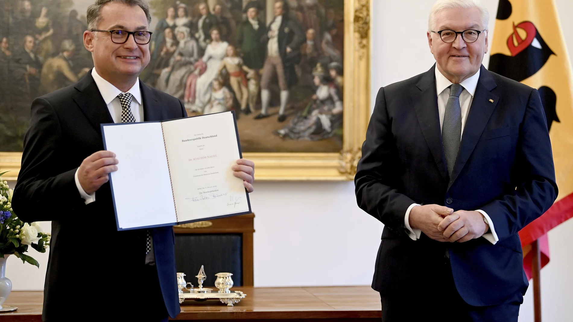 Joachim Nagel (izq.), nuevo presidente del Bundesbank), y Frank Walter Steinmeier, presidente alemán