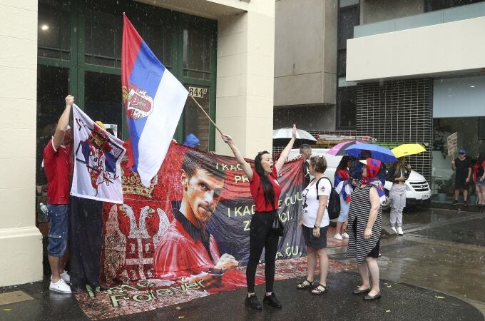 Protestas ante en el hotel en el que permanece el tenista serbio, Novak Djokovic