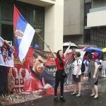 Protestas ante en el hotel en el que permanece el tenista serbio, Novak Djokovic