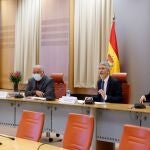 El ministro del Interior, Fernando Grande-Marlaska (2d); el director general de Tráfico, Pere Navarro (2i); el Fiscal de Seguridad Vial, Bartolomé Vargas Cabrera (d), y el General Jefe de la ATGC, José Ignacio Criado (i), durante la presentación del balance de la siniestralidad vial en 2021, este viernes en Madrid.