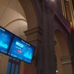 Pantallas muestran la evolución del IBEX 35 en la Bolsa de Madrid.