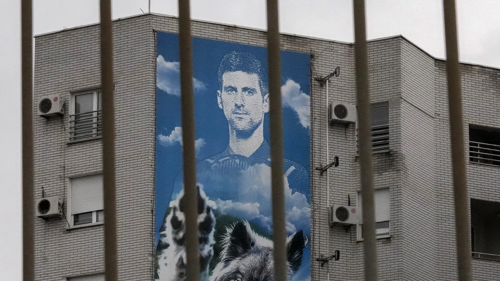 Mural de Novak Djokovic en un edificio de Belgrado
