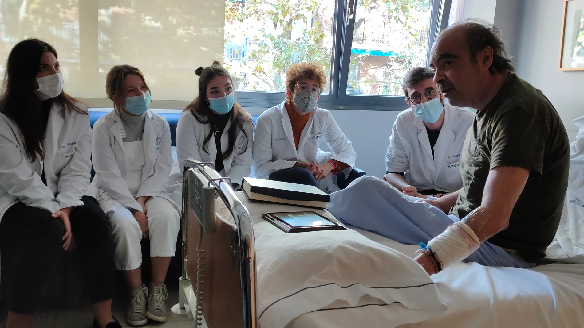 Los alumnos de la Universidad Villanueva en una terapia con Óscar, paciente de paliativos. Ana María Pérez Galán