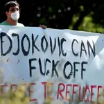 Activistas se concentran ante el Hotel de Novak Djokovic