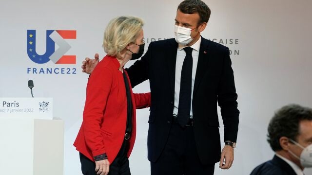 El presidente Emmanuel Macron y la presidenta de la Comisión Europea, Ursula von der Leyen, ayer en París