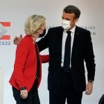 El presidente Emmanuel Macron y la presidenta de la Comisión Europea, Ursula von der Leyen, ayer en París