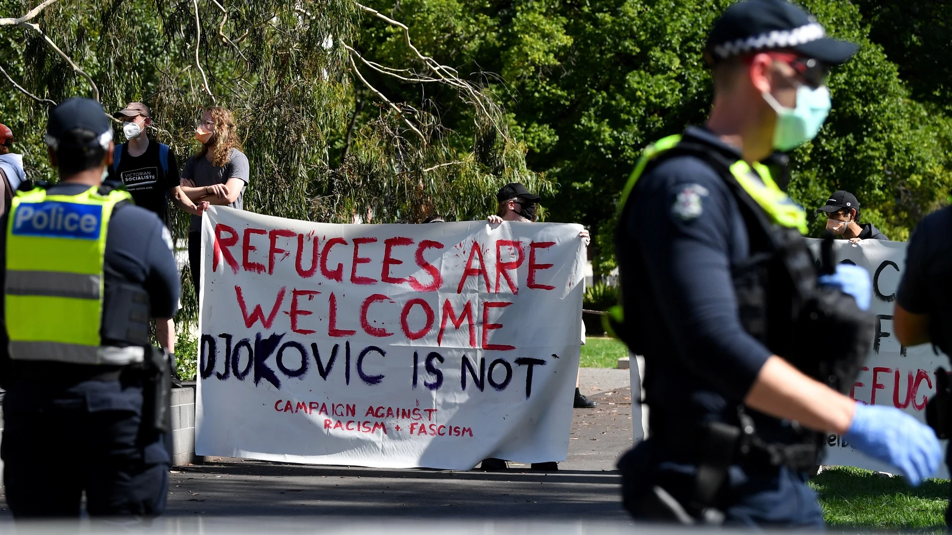Activista pro refugiados en el hotel donde se encuentra Djokovic en Melbourne