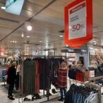 Comienzan las rebajas en las grandes superficies de las Islas. EL CORTE INGLÉS 07/01/2022