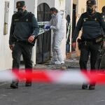 Efectivos de emergencias en la vivienda siniestrada