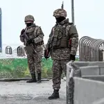 Soldados kazajos en uno de los puntos estratégicos de la capital