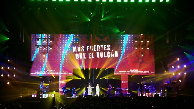 Actuación de Alba Reche y Fuel Fandango este sábado en el concierto solidario "Más fuertes que el volcán" celebrado en el Wizink Center de Madrid
