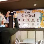 Un turista fotografía el emblemático cartel de Café Central, histórico bar que inventó unos peculiares nombres para pedir esta cotidiana y popular bebida en sus diversas formas. EFE/Daniel Luque