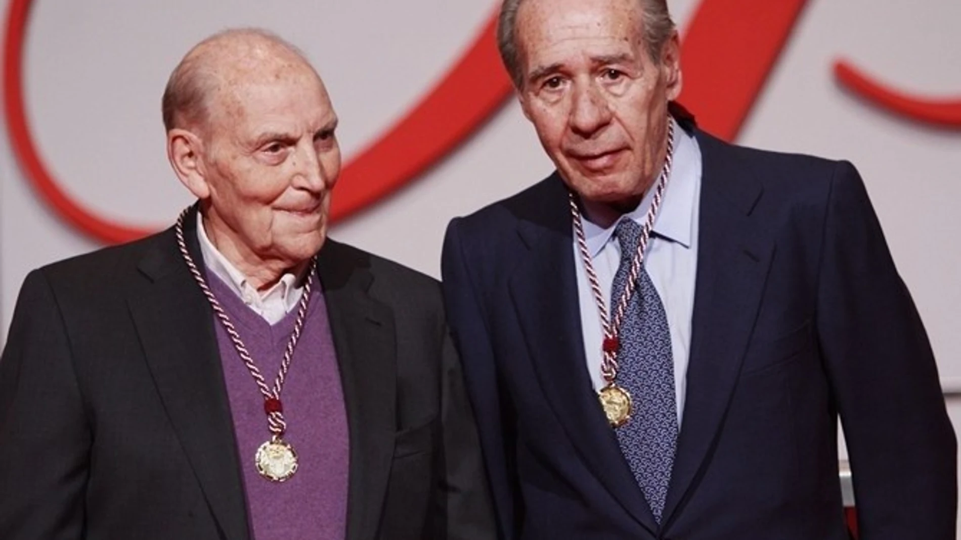 Francisco Laína (derecha) junto a Marcos Ana al recibir el Premio Castilla y León en 2014
