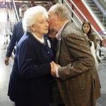El Rey Juan Carlos besa a su hermana la infanta Pilar